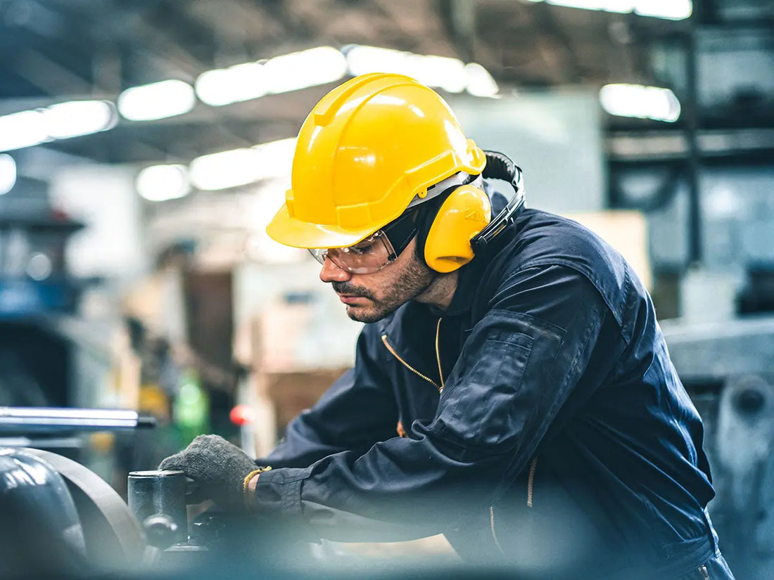 7 Workwear Essentials Every Tradie Needs metro-workwear.
